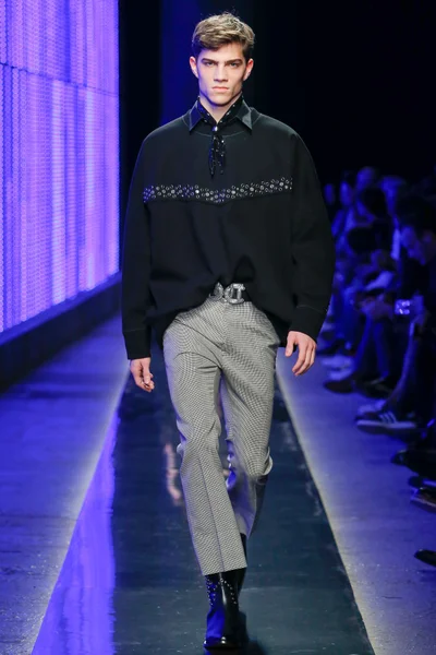 Look 16